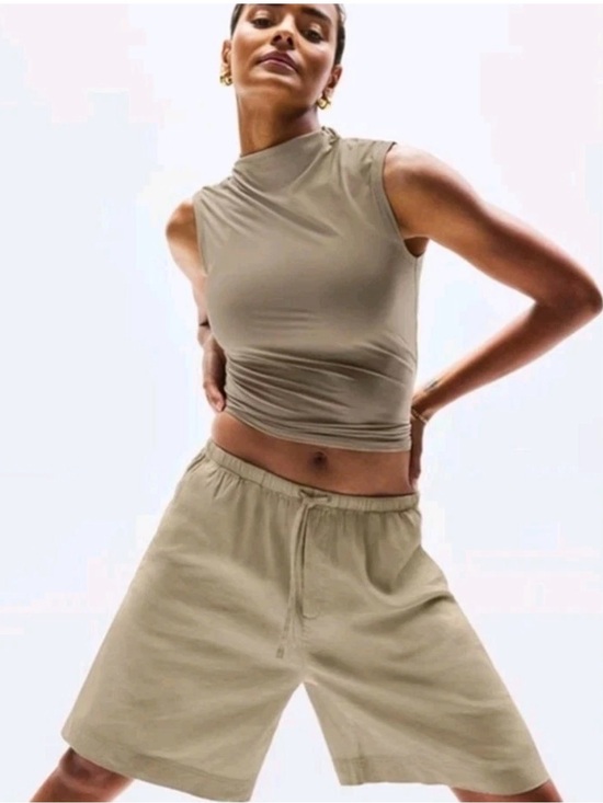 Athleta Pants - Athleta Paradise shorts, khaki, size
medium